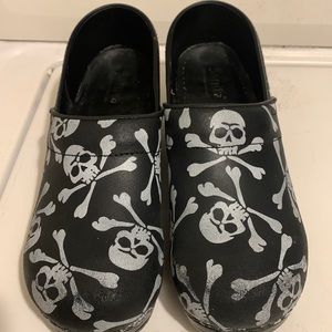 Sanita Clogs, Black and white with skulls